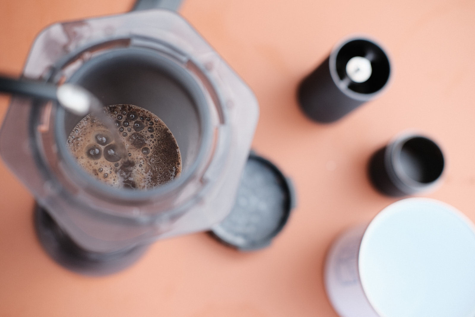 Kaffee wird in Aeropress aufgegossen