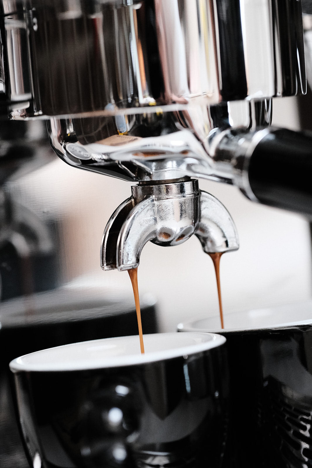 Siebträgermaschine brüht Espresso direkt in die Tasse