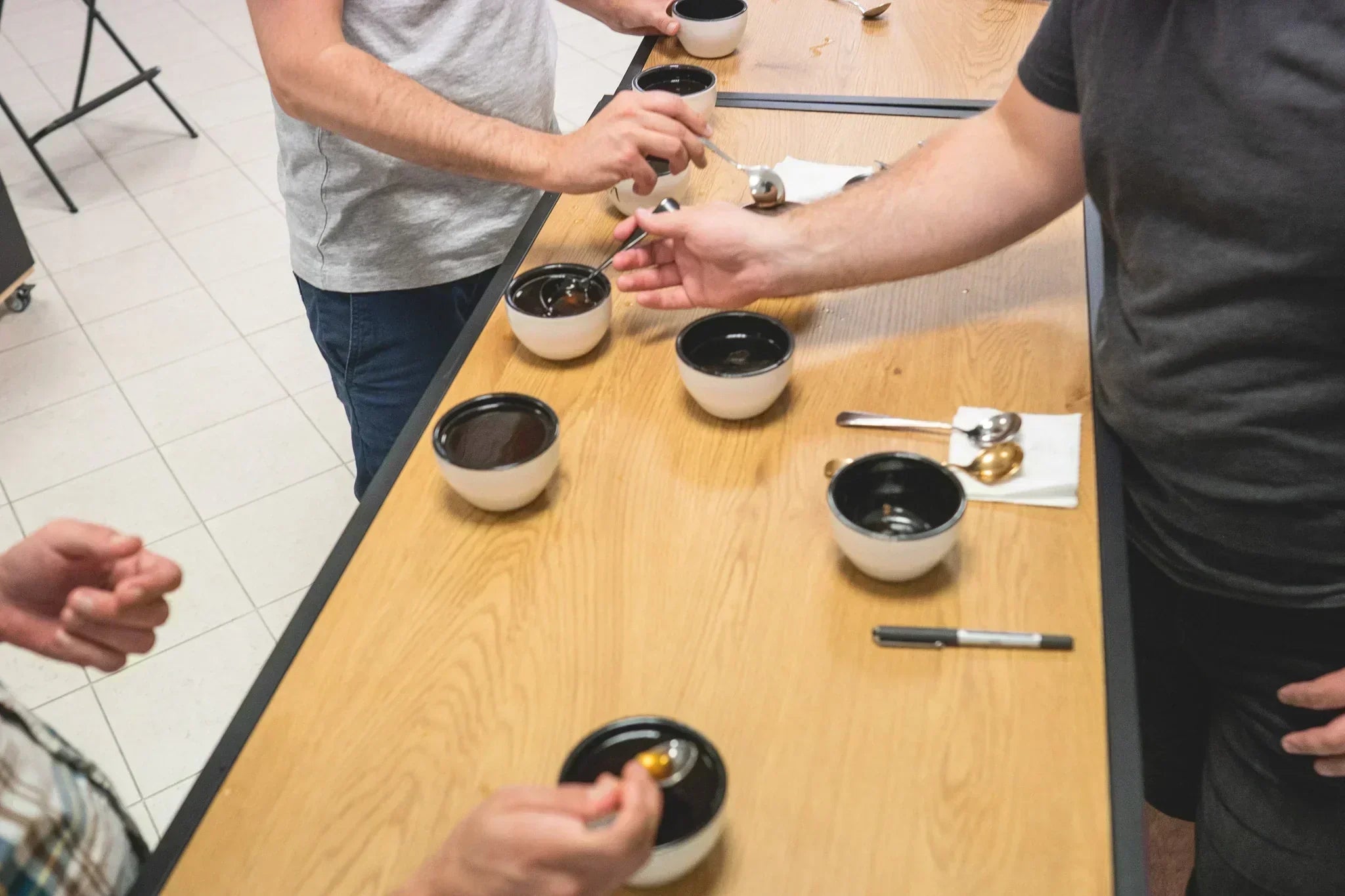 Kaffeeverkostung nach SCA-Protokoll – Cupping am Tisch