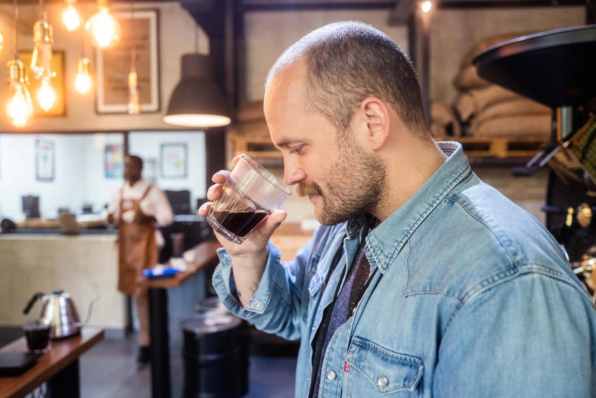 Kaffee Tester riecht an Kaffee